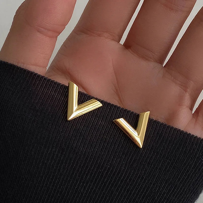 Aretes Pequeños V Letras Acero Inoxidable Chapado 18K – Joyería Fiesta Mujer