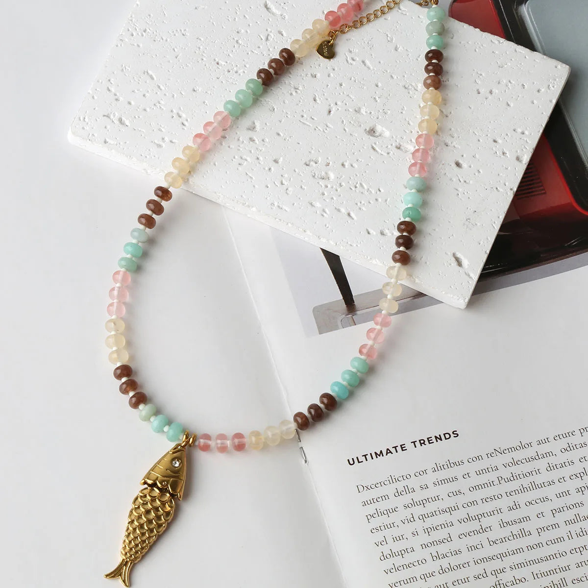 Collar Gargantilla Pez Koi con Perla Natural y Piedra Multicolor - Acero Titanio