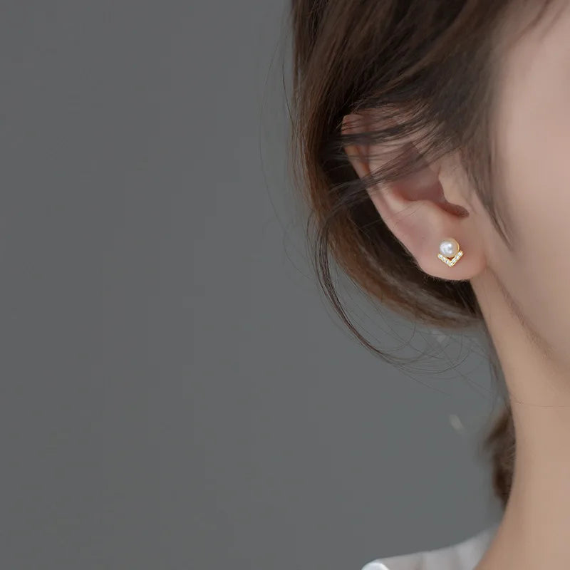 Aretes de Perla y Zircón Letra V Plata 925 para Mujer
