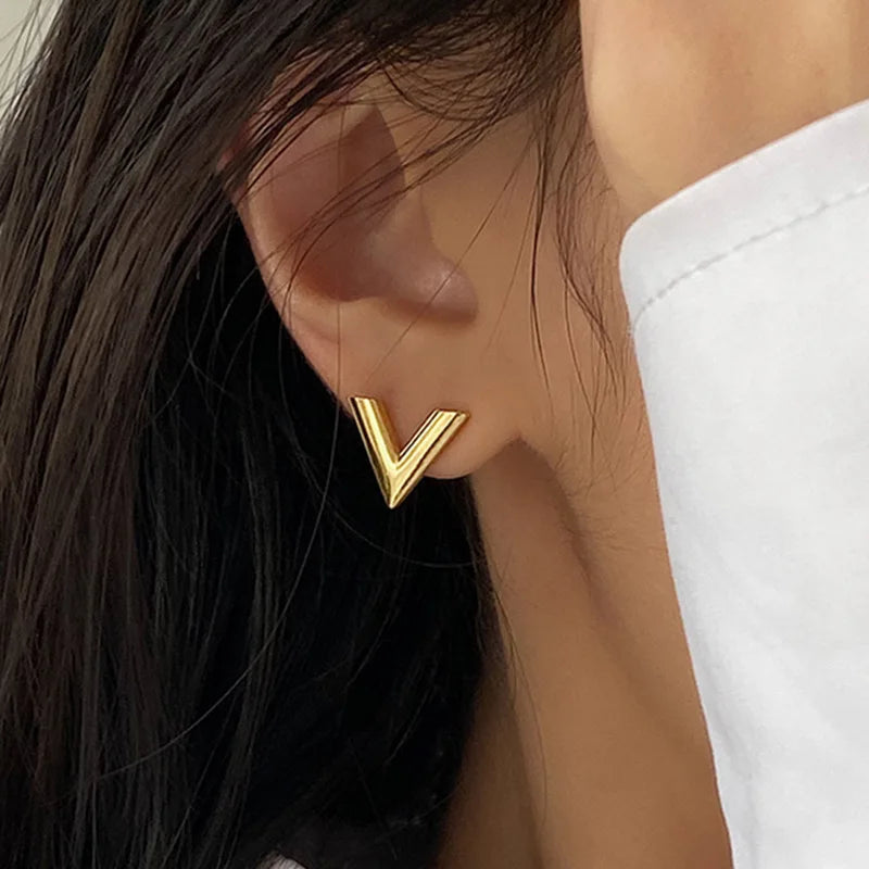 Aretes Pequeños V Letras Acero Inoxidable Chapado 18K – Joyería Fiesta Mujer