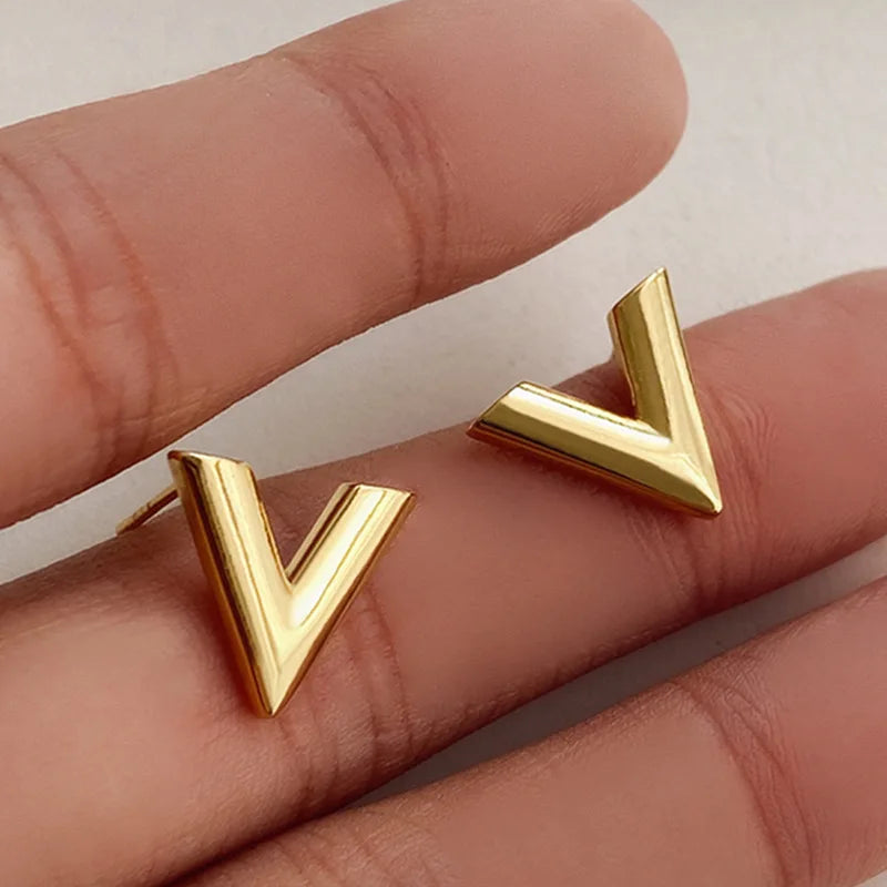 Aretes Pequeños V Letras Acero Inoxidable Chapado 18K – Joyería Fiesta Mujer