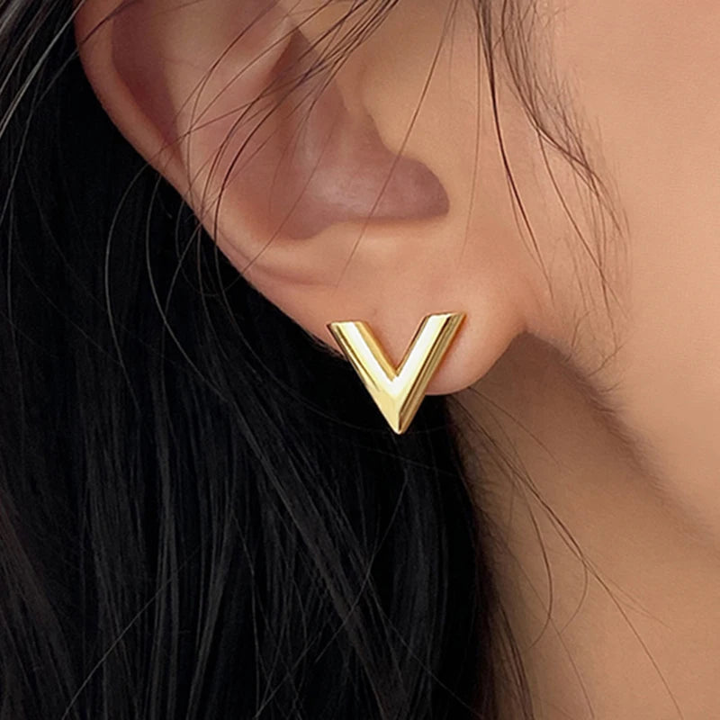 Aretes Pequeños V Letras Acero Inoxidable Chapado 18K – Joyería Fiesta Mujer