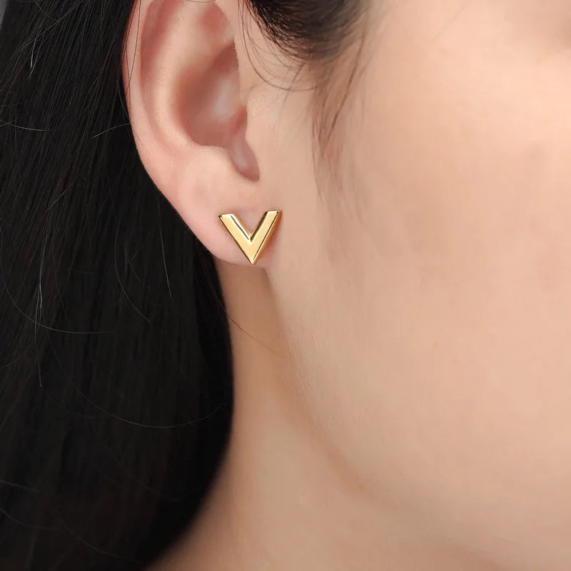 Aretes Pequeños V Letras Acero Inoxidable Chapado 18K – Joyería Fiesta Mujer