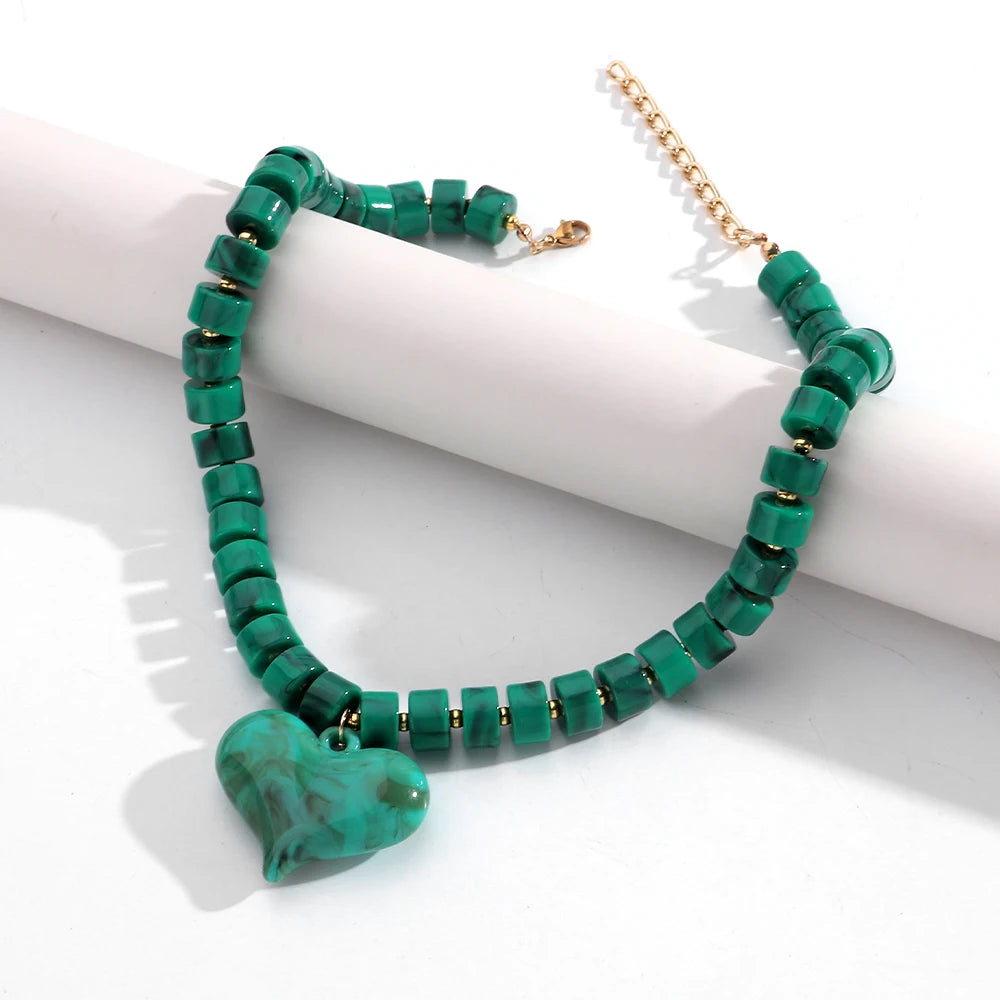 Collar Gargantilla de Cuentas Acrílicas Coloridas con Dije de Corazón - Joyería de Moda Geométrica