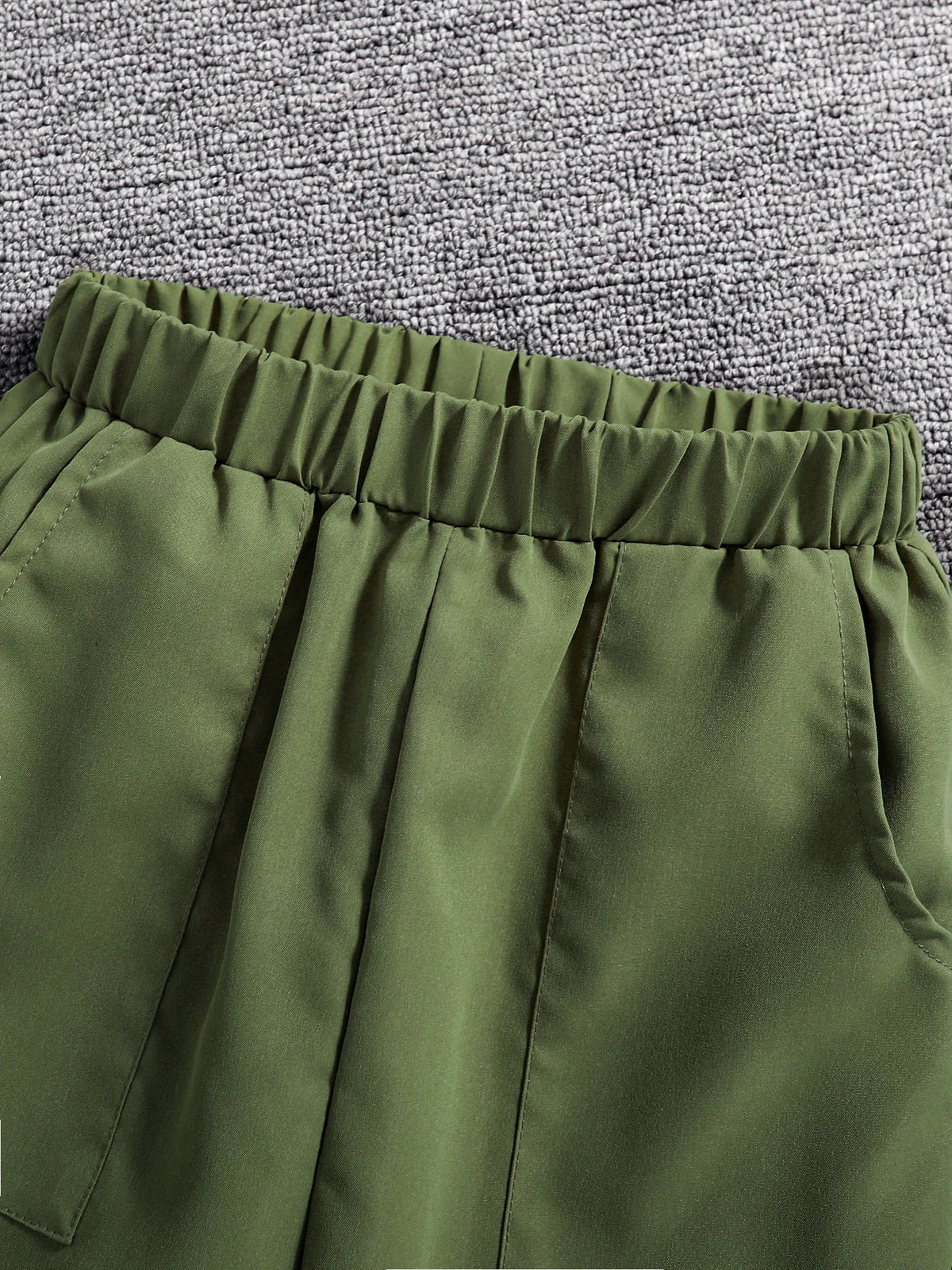 Conjunto Niña 2 Piezas – Blusa Negra Manga Larga + Pantalón Deportivo Verde Militar
