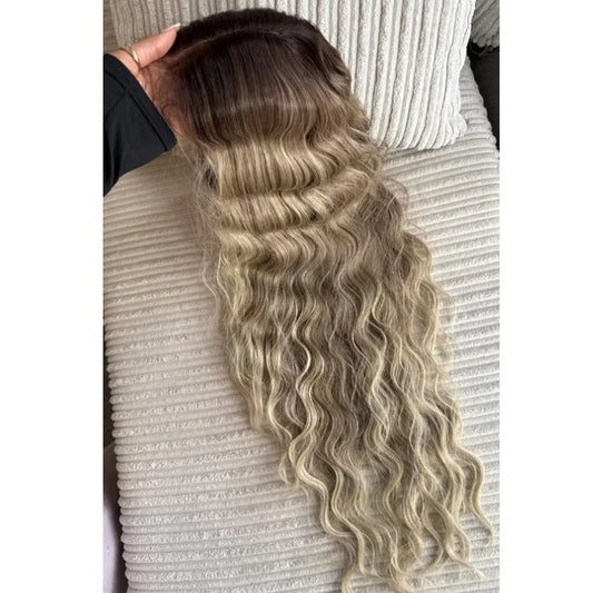 Peluca Frontal de Encaje 13x4 Ondas Profundas Rubia Platino – Sintética Sin Pegamento para Mujer