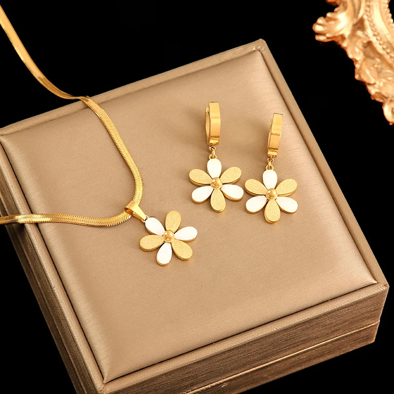 Set Collar y Aretes Flor Estrella Corazón Acero Inoxidable Dorado para Mujer