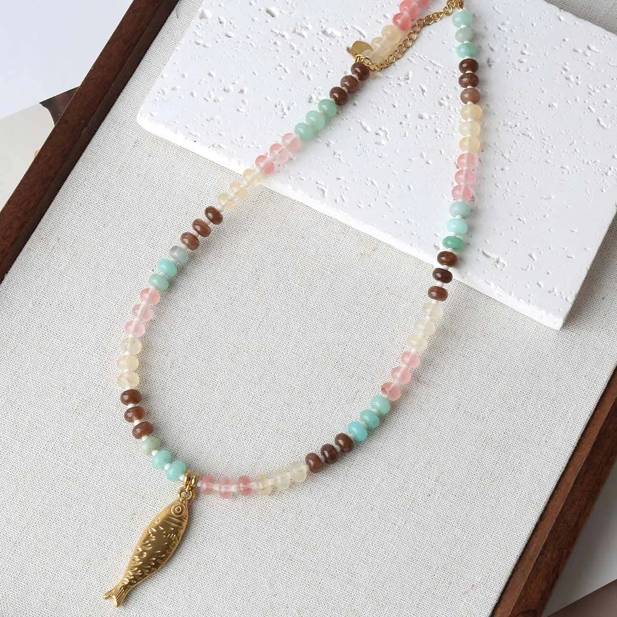 Collar Gargantilla Pez Koi con Perla Natural y Piedra Multicolor - Acero Titanio