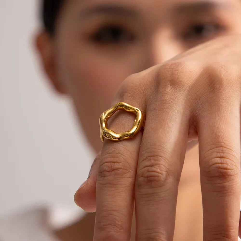 Anillo Texturizado Flor Círculo Irregular Chapado Oro 18K para Mujer