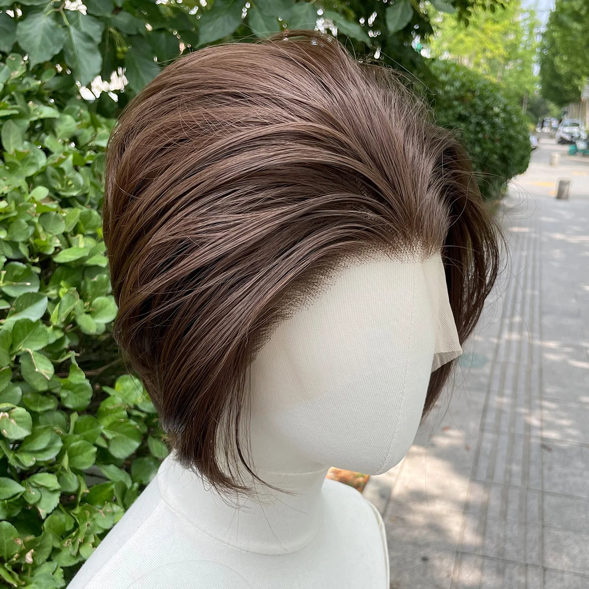 Peluca Bob Corto Frontal de Encaje 13x4 Café Claro #8 – Sintética 150% Densidad Sin Pegamento