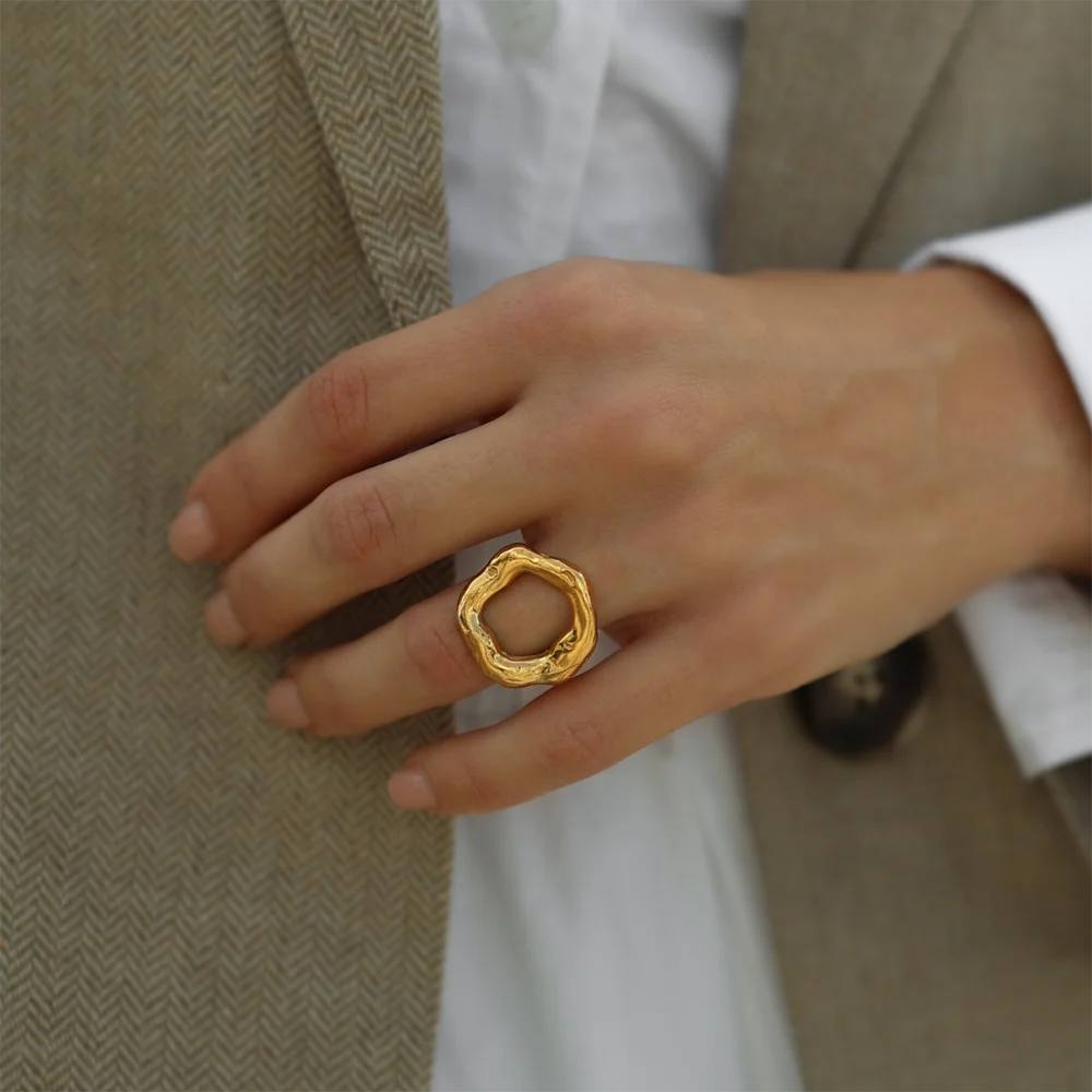 Anillo Texturizado Flor Círculo Irregular Chapado Oro 18K para Mujer