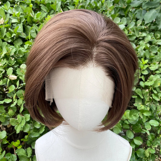 Peluca Bob Corto Frontal de Encaje 13x4 Café Claro #8 – Sintética 150% Densidad Sin Pegamento