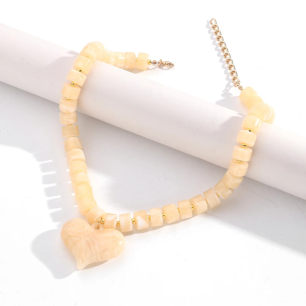 Collar Gargantilla de Cuentas Acrílicas Coloridas con Dije de Corazón - Joyería de Moda Geométrica