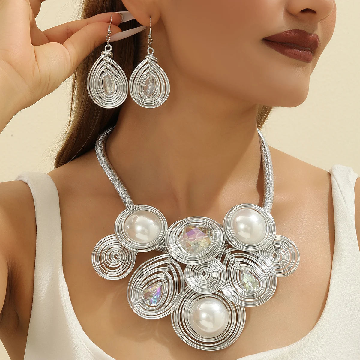 Set de Collar y Aretes de Cristal Tejido a Mano – Joyería de Lujo para Mujer