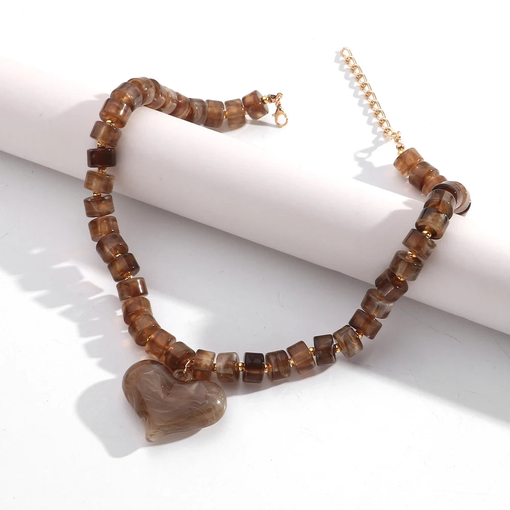 Collar Gargantilla de Cuentas Acrílicas Coloridas con Dije de Corazón - Joyería de Moda Geométrica