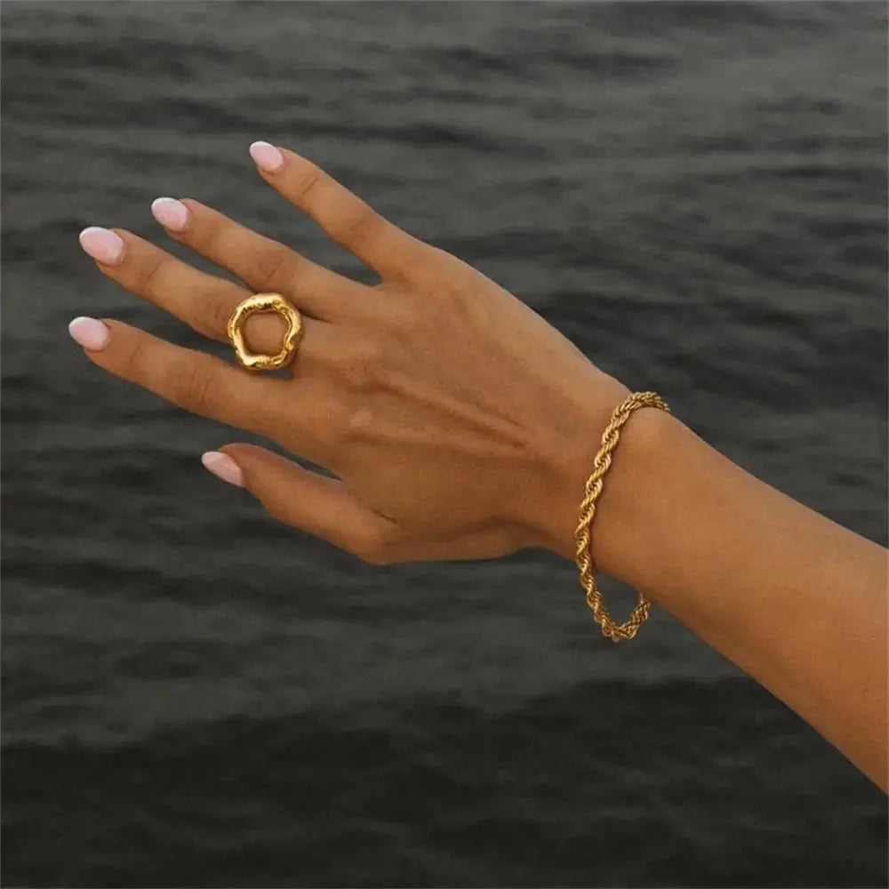Anillo Texturizado Flor Círculo Irregular Chapado Oro 18K para Mujer