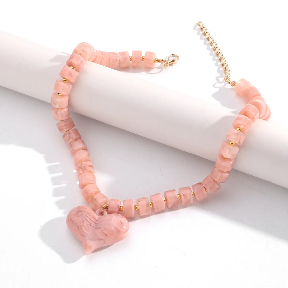 Collar Gargantilla de Cuentas Acrílicas Coloridas con Dije de Corazón - Joyería de Moda Geométrica